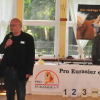 Unser Präsident von Pro Eurasier eröffnete die Spezialzuchtschau. 
The president opened the special dog show of Pro Eurasier.
Le Président du club Pro Eurasier a tenu le discours d'ouverture de l'exposition.