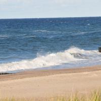 Les vagues deviennent de plus en plus hautes.